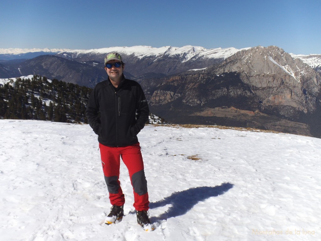 Joaquín en la cima de la Gallina Pelada, 2.321 mts., detrás la Sierra del Cadí y a la derecha el Pedraforca